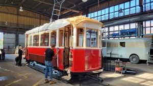 20231215071200Prace nad replika tramwaju Sredni Cieszyn na szynach – rzadkie zdjęcia tramwaju, który łączył obie strony Olzy