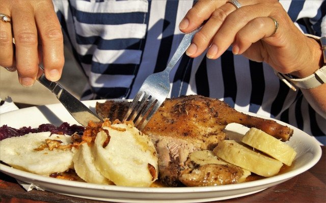 Sezon na gęsinę – które restauracje w regionie serwują najlepsze dania z gęsi?