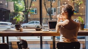 Coworking kawiarnieb bb Laptop i kawa – najlepsze kawiarnie w Bielsku-Białej do pracy zdalnej (Coworking friendly)