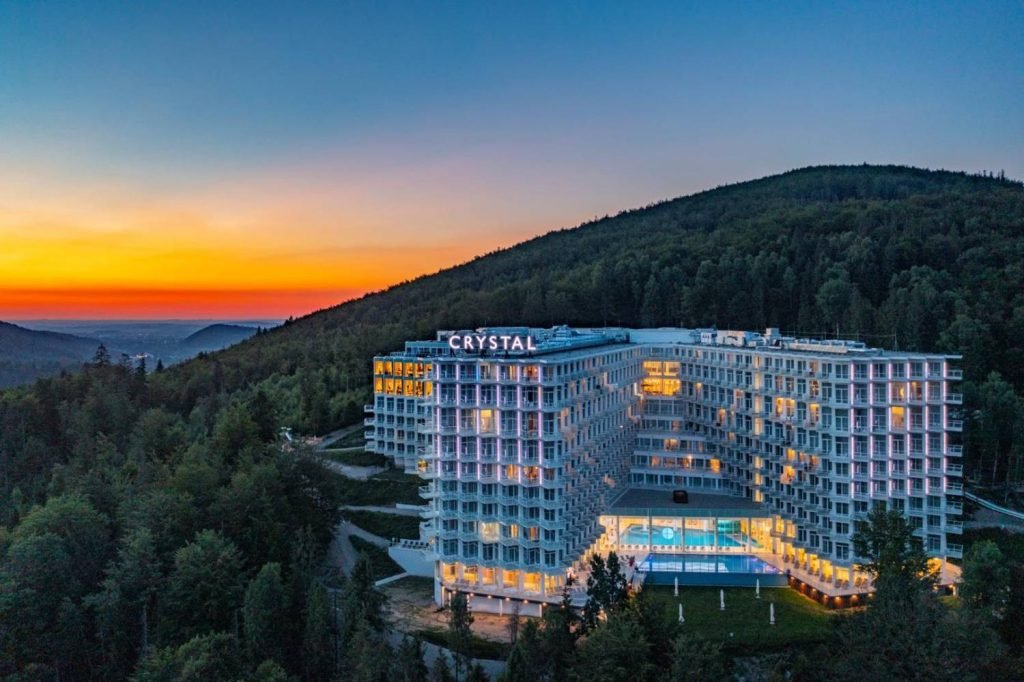 Top 10 hoteli SPA w Beskidach – ranking miejsc z najlepszą strefą wellness i widokiem 1 Crystal Mountain w Wisle Top 10 hoteli SPA w Beskidach – ranking miejsc z najlepszą strefą wellness i widokiem