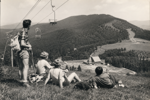 Relaks na gorskiej lace Lato w Beskidach lat 60. – campingi, Syrenki i koce rozłożone nad brzegiem Soły