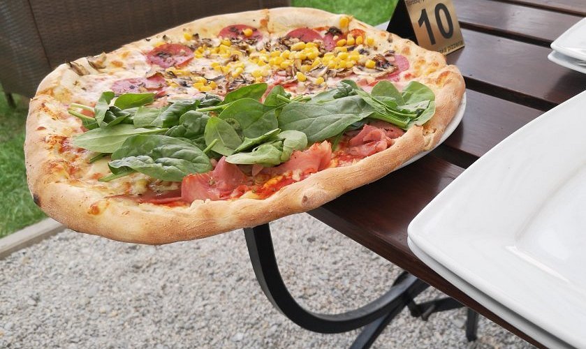Najlepsza pizza w Szczyrku – sprawdzamy, gdzie serwują ciasto jak we Włoszech 3 Szafran Pizza Restaurant klasyk regionu Najlepsza pizza w Szczyrku – sprawdzamy, gdzie serwują ciasto jak we Włoszech