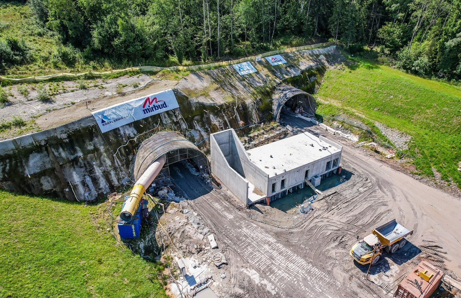 Budowa tuneli w ciągu S1 w rejonie Węgierskiej Górki Budowa tuneli w ciągu S1 w rejonie Węgierskiej Górki - kluczowy element nowej trasy przez Beskidy, który skraca przejazd i eliminuje ruch z centrum miejscowości.