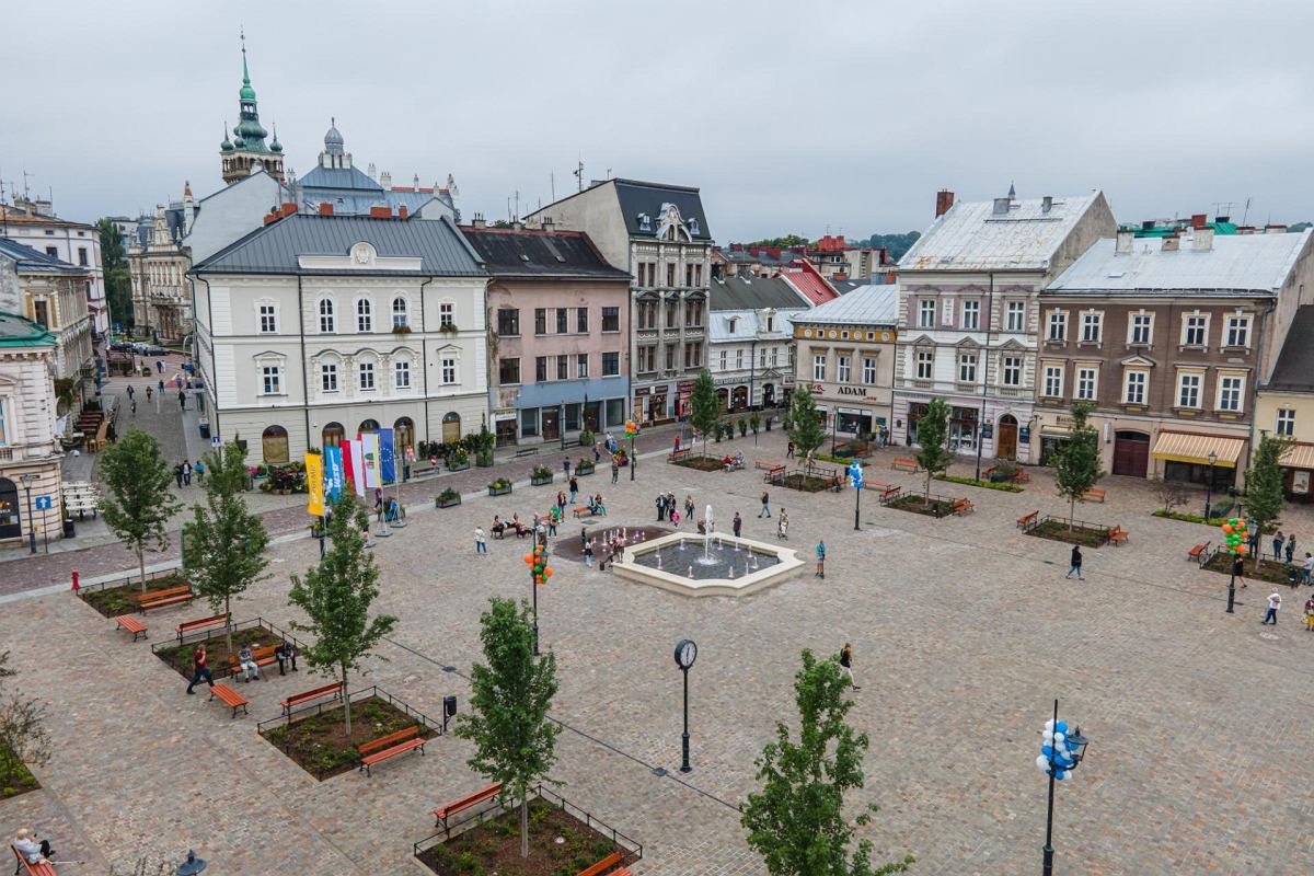 Na zmodernizowanym placu Wojska Polskiego w Bielsku-Białej odbyły się koncerty, teraz będzie tam targ staroci. Ale co z toaletami? Na zmodernizowanym placu Wojska Polskiego w Bielsku-Białej odbyły się koncerty, teraz będzie tam targ staroci. Ale co z toaletami?
