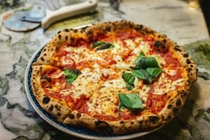 najlepsza pizzoaw Szczyrku Najlepsza pizza w Szczyrku – sprawdzamy, gdzie serwują ciasto jak we Włoszech