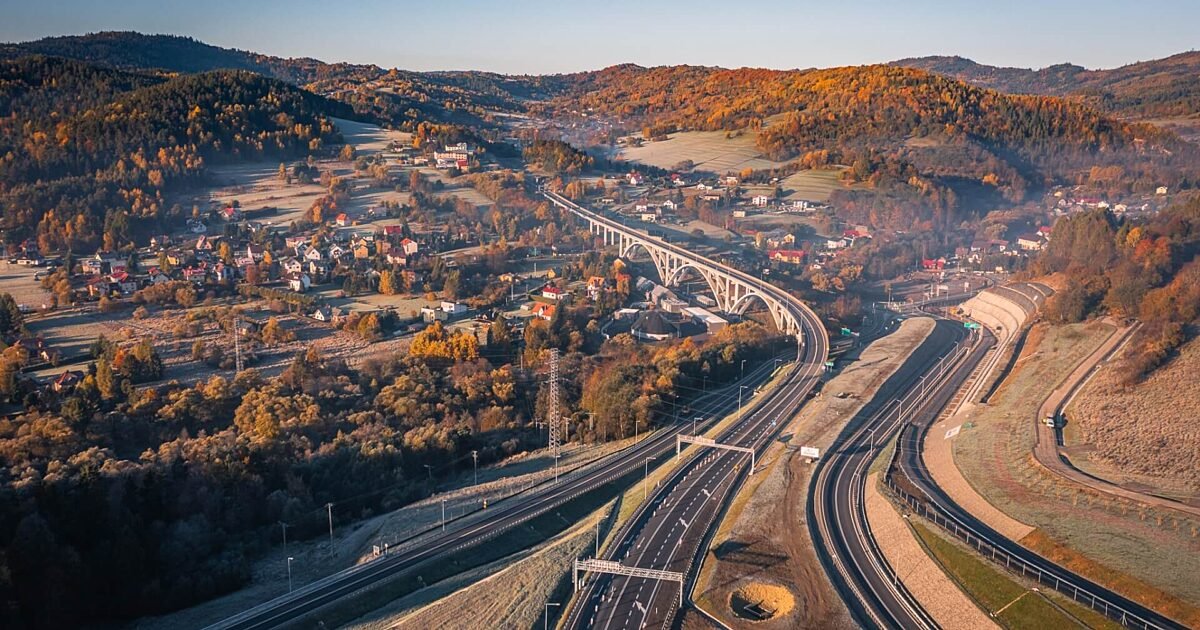 Estakady nad beskidzkimi dolinami Estakady nad beskidzkimi dolinami pozwalają poprowadzić trasę ponad zabudową i terenami trudnymi geologicznie, zapewniając płynność ruchu.