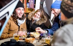 posilek w gorach na nartach 00 utc Gdzie zjeść między zjazdami? Ranking barów apres-ski z dobrym jedzeniem