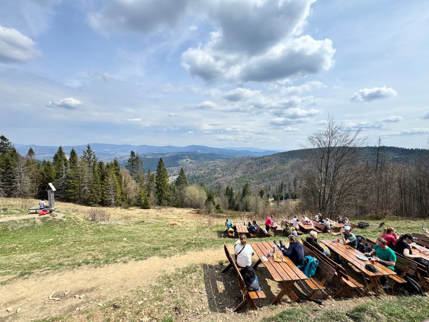 Panorama na Beskidy i Tatry przy schronisku PTTK Stożek