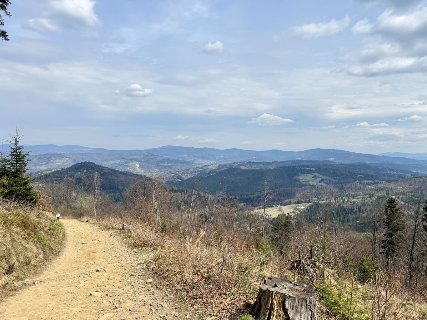 Widok na Beskidy schodząc ze Stożka w Wiśle