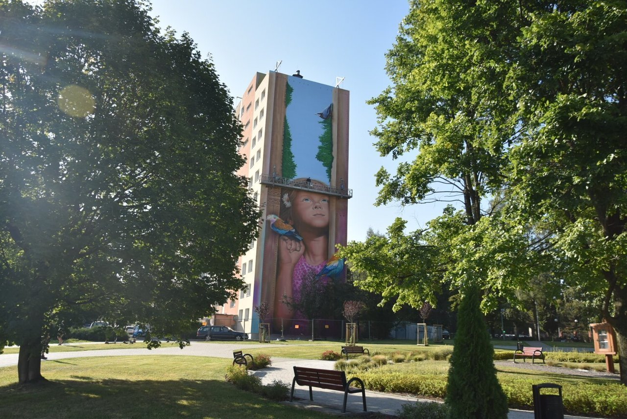 Mural Rozmarzona dziewczynka w Bielsku-Białej