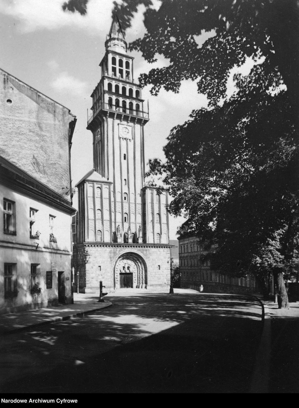 Bielsko-Biała na archiwalnych zdjęciach. Tak wyglądało miasto przed laty - GALERIA 13 Kosciol sw. Mikolaja w Bielsku 1918 1939 Bielsko-Biała na archiwalnych zdjęciach. Tak wyglądało miasto przed laty - GALERIA