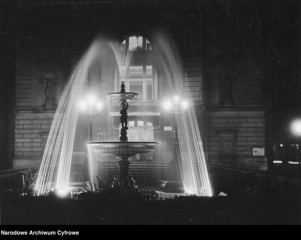 Bielsko-Biała na archiwalnych zdjęciach. Tak wyglądało miasto przed laty - GALERIA 16 Oswietlona fontanna przed gmachem teatru. Widok w nocy. 1930 1939 Bielsko-Biała na archiwalnych zdjęciach. Tak wyglądało miasto przed laty - GALERIA