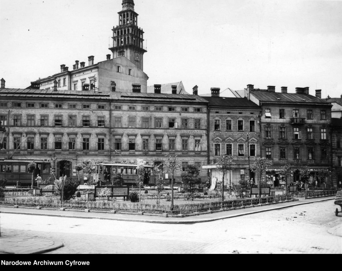 Bielsko-Biała na archiwalnych zdjęciach. Tak wyglądało miasto przed laty - GALERIA 1 Plac Zwirki i Wigury z zachodnia pierzeja. Widoczny tramwaj miejski w glebi wieza kosciola sw. Mikolaja. 1933 1939 1 Bielsko-Biała na archiwalnych zdjęciach. Tak wyglądało miasto przed laty - GALERIA