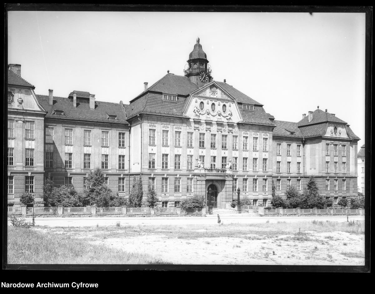Bielsko-Biała na archiwalnych zdjęciach. Tak wyglądało miasto przed laty - GALERIA 12 gmach panstwowej szkoly przemyslowej przy ulicy sixta 1933 Bielsko-Biała na archiwalnych zdjęciach. Tak wyglądało miasto przed laty - GALERIA