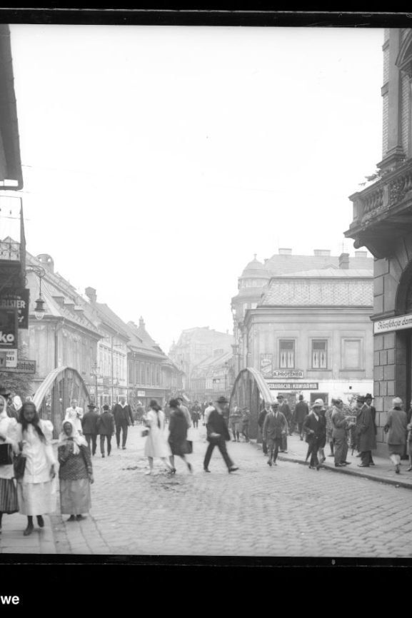 Bielsko-Biała na archiwalnych zdjęciach. Tak wyglądało miasto przed laty - GALERIA 284 perspektywa ulicy Jagiellonskiej obecnie 11 listopada 1927 Bielsko-Biała na archiwalnych zdjęciach. Tak wyglądało miasto przed laty - GALERIA
