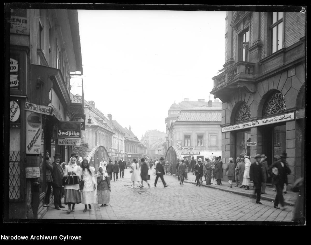 Bielsko-Biała na archiwalnych zdjęciach. Tak wyglądało miasto przed laty - GALERIA 17 perspektywa ulicy Jagiellonskiej obecnie 11 listopada 1927 Bielsko-Biała na archiwalnych zdjęciach. Tak wyglądało miasto przed laty - GALERIA