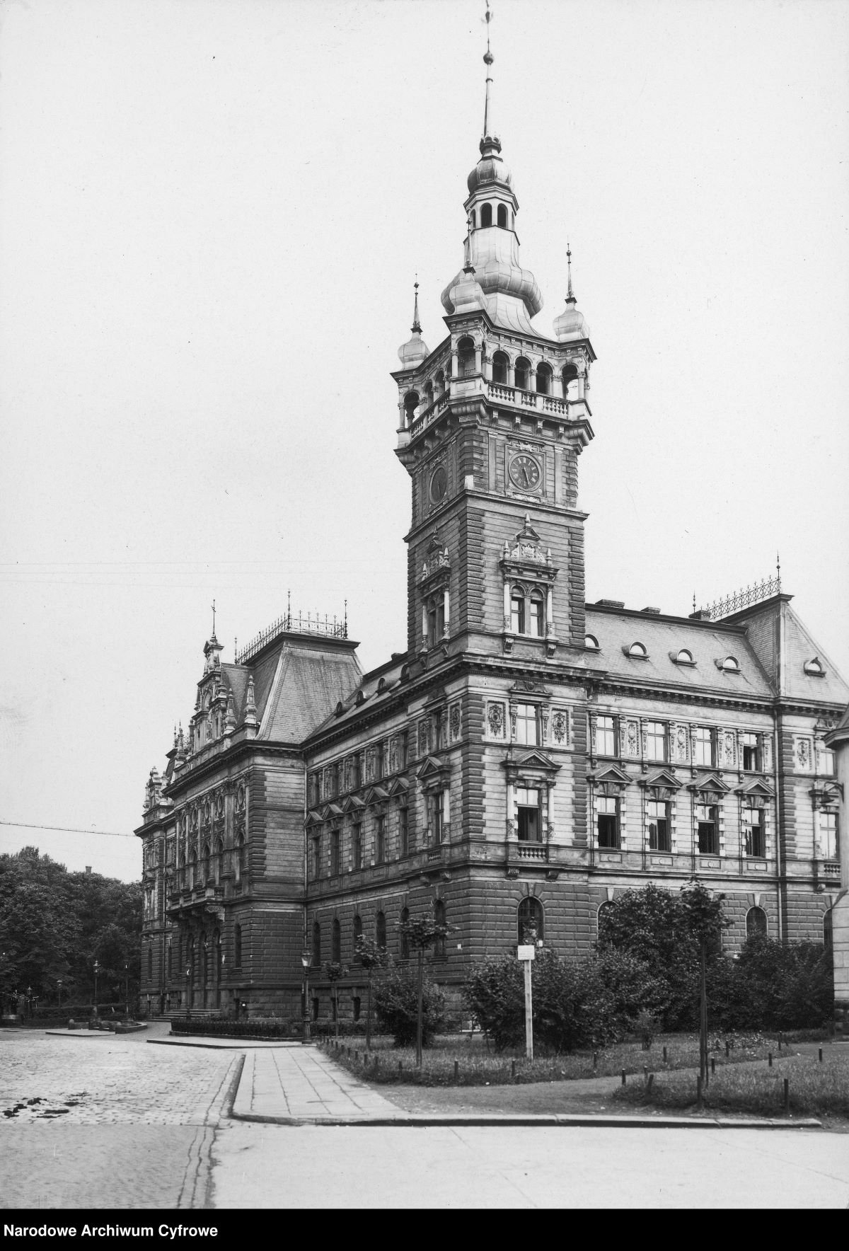 Bielsko-Biała na archiwalnych zdjęciach. Tak wyglądało miasto przed laty - GALERIA 20 ratusz widok elewacji z wieza 1933 Bielsko-Biała na archiwalnych zdjęciach. Tak wyglądało miasto przed laty - GALERIA