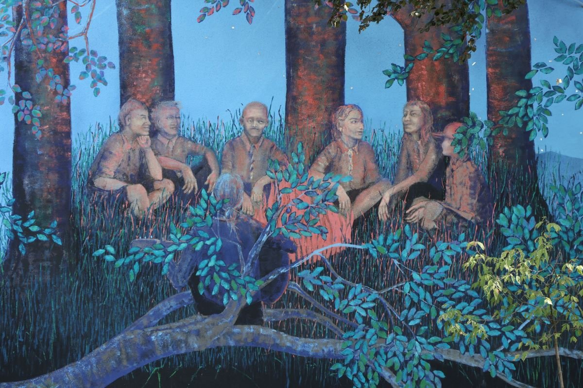 Tak wygląda nowy mural w Bielsku-Białej. Magia beskidzkiej przyrody na stulecie ZHP 2 Harcerze przy ognisku - mural w Bielsku-Białej